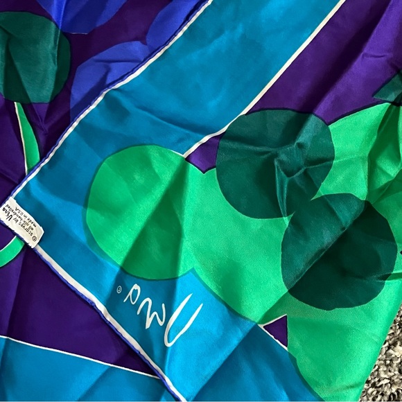 Vera Vibrant Blue and Green grape design Wrap with Elegant Design - Picture 6 of 8